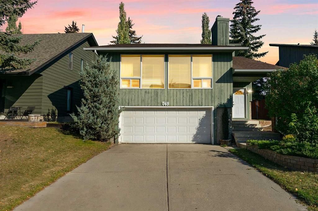I have sold a property at 743 Coach Bluff CRESCENT SW in Calgary

